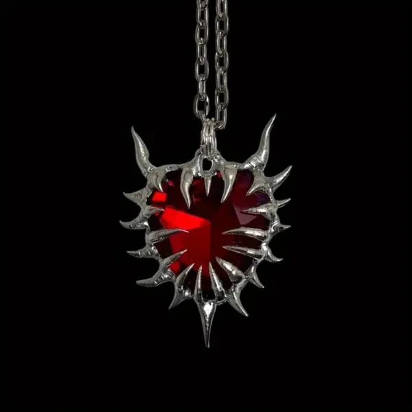 Collar de corazón con espinas