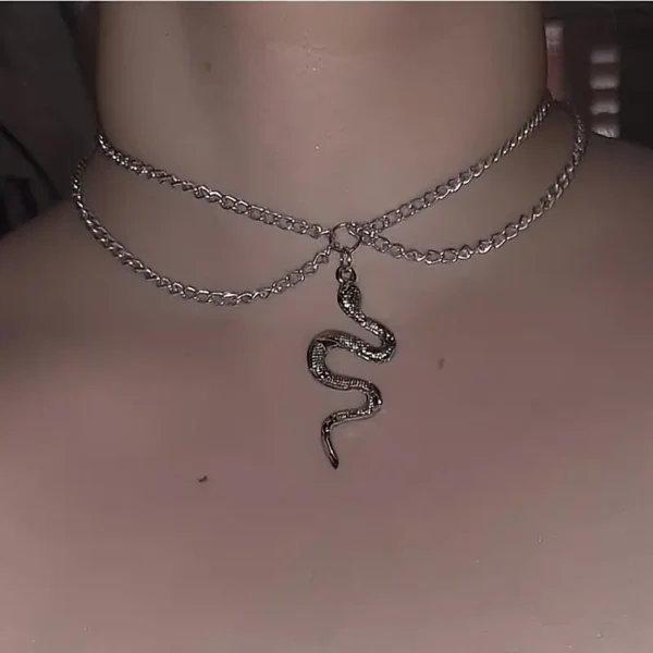Gargantilla de cadena con serpiente